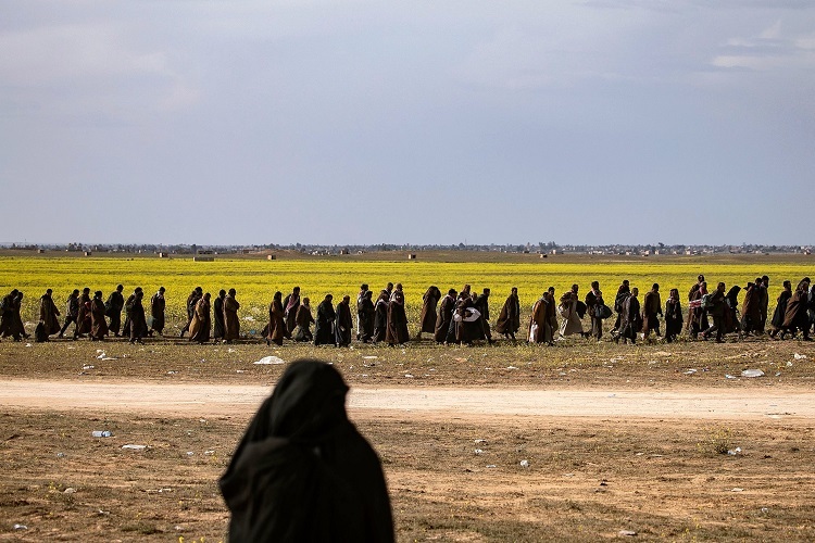 Dòng người hồi hương đến trạm kiểm soát ở Baghouz, miền đông Syria hồi tháng 3/2019. Ảnh: AFP.