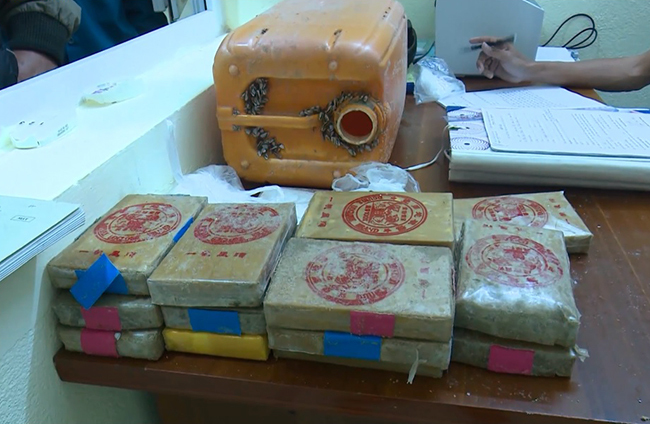25 bánh heroin người dân giao nộp cho cơ quan chức năng. Ảnh: Đắc Thành.