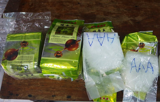 Ma túy đựng trọng các gói trà. Ảnh: Võ Thạnh.