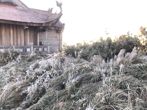 Băng giá xuất hiện trên đỉnh Fansipan sáng 6/12. Ảnh: Xuân Chiến