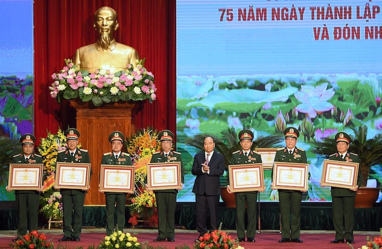 Thủ tướng trao Huân chương Quân công hạng Nhất cho lãnh đạo Bộ Quốc phòng sáng 21/12/2019. Ảnh: Giang Huy