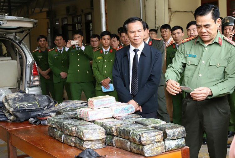 Nhà chức trách kiểm tra tang vật. Ảnh: C.A