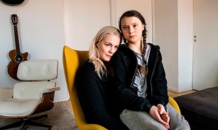 Greta Thunberg (phải) và mẹ. Ảnh: AFP.