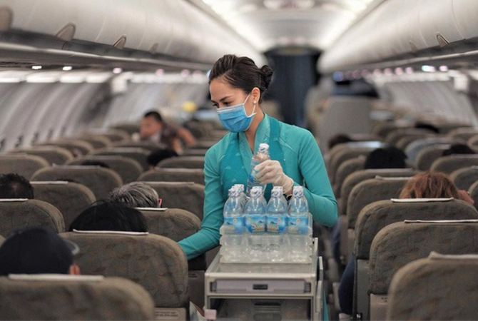 Tiếp viên là nghề có nguy cơ cao lây nhiễm covid -19. Ảnh: VNA.