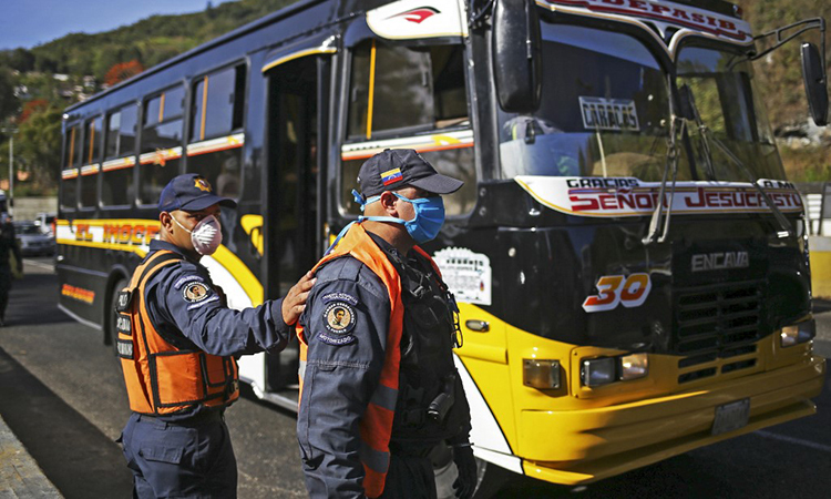 Vệ binh Quốc gia Venezuela đeo khẩu trang tham gia diễn tập phong tỏa đường vào thủ đô Caracas để ngăn Covid-19 ngày 15/3. Ảnh: AFP.