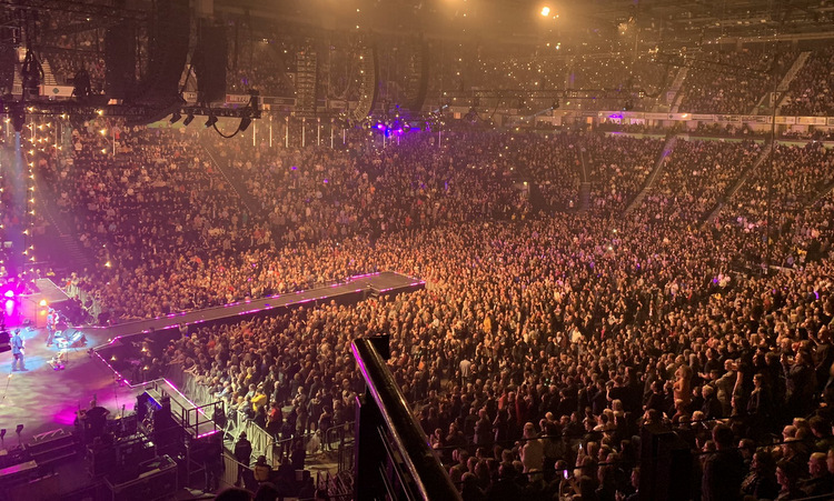 Khán giả tới theo dõi buổi diễn của Stereophonics tối 14/3. Ảnh: Twitter/stereophonics.