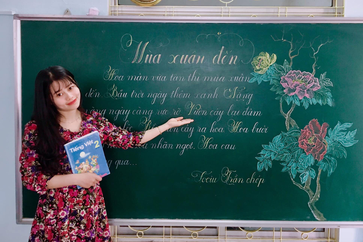 Cô giáo vẽ tranh trên bảng