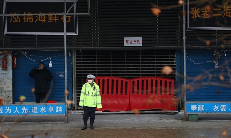 20200122policeofficerwearingam-1136-5801-1586340147_1200x0.jpg