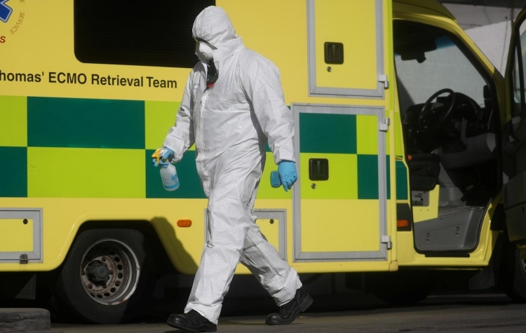 Nhân viên y tế Anh mặc đồ bảo hộ tại Bệnh viện St Thomas ở London hôm 31/3. Ảnh: Reuters.