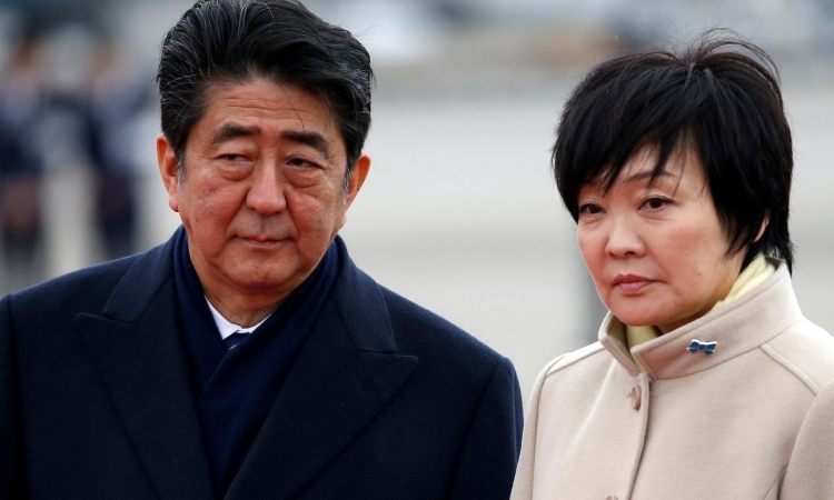 Thủ tướng Nhật Bản Shinzo Abe và vợ Akie tại sân bay ở Tokyo, tháng 2/2017. Ảnh: Reuters.