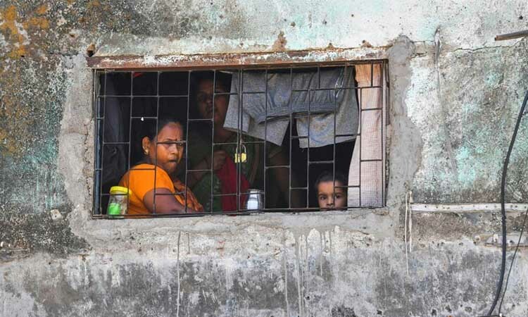 Một gia đình tại khu ổ chuột Dharavi, thành phố Mumbai, Ấn Độ, hôm 8/4. Ảnh: AFP.