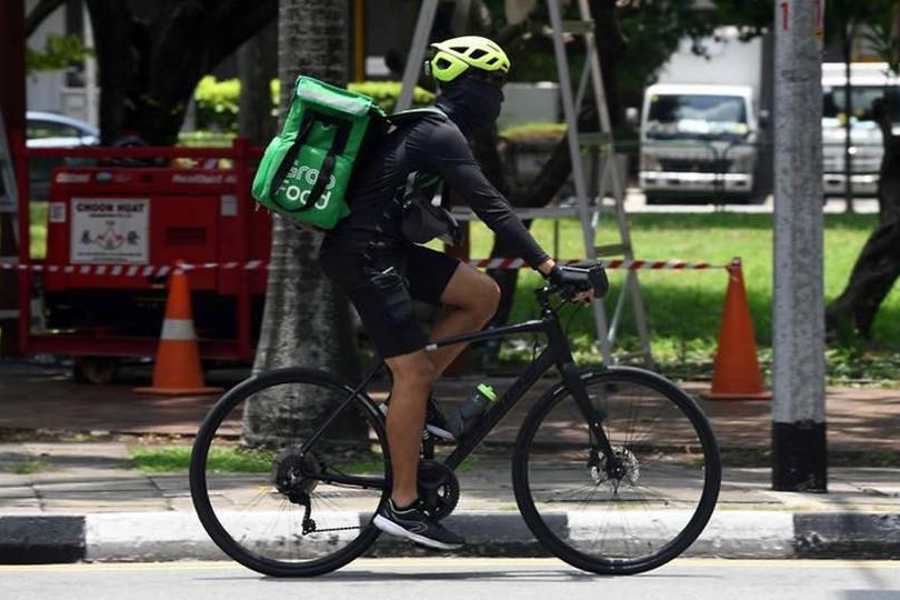 Người vận chuyển của dịch vụ Grab tại Singaporre vào tháng 3. Ảnh: AFP.