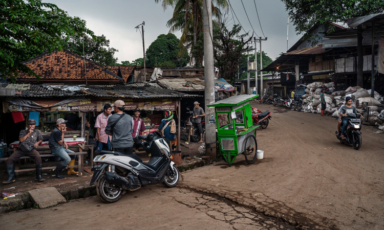 Một góc của làng Ciketing Udik, nằm cạnh bãi rác Banter Gebang. Ảnh: NYTimes.