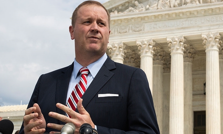 Tổng chưởng lý bang Missouri Eric Schmitt phát biểu trước Tòa án Tối cao Mỹ ở Washington tháng 9/2019. Ảnh: AP.