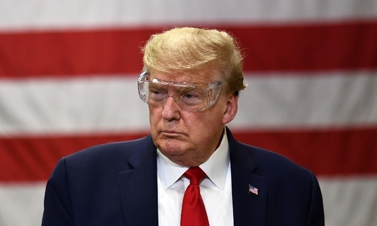 Tổng thống Mỹ Donadl Trump thăm nhà máy sản xuất khẩu trang N95 ở bang Arizona hôm 5/5. Ảnh: AFP.
