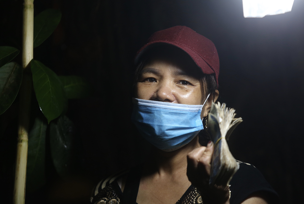 Bà Phạm Thị Dậu, chủ sạp rau củ ở thôn Đông Cứu. Ảnh: Gia Chính