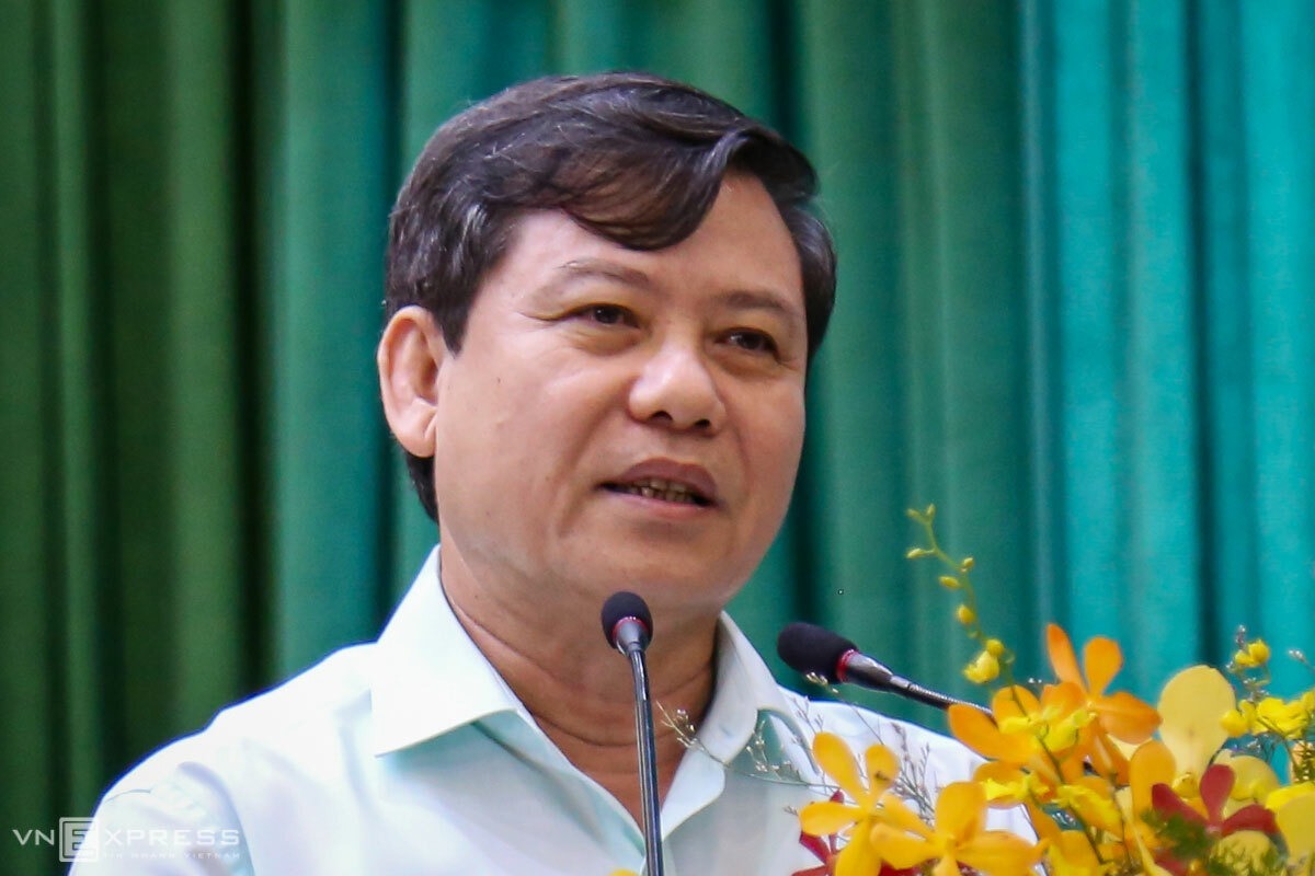 Viện trưởng VKSND Tối cao Lê Minh Trí nói về kháng nghị vụ án Hồ Duy Hải, khi tiếp xúc cử tri tại TP HCM hôm 18/5. Ảnh: Hữu Công.