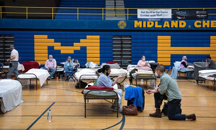 Người dân được sơ tán tới nơi trú ẩn tạm thời tại Trường Trung học Phổ thông Midland, bang Michigan, hôm 20/5. Ảnh: NYTimes.