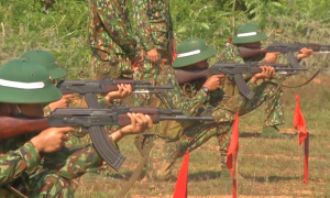 Chiến sĩ quân đội kiểm tra 'ba tiếng nổ'