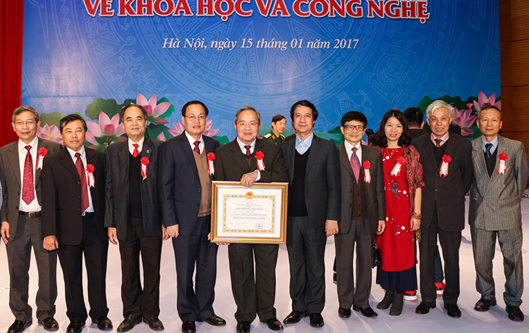 Các tác giả nhận Giải thưởng Nhà nước về khoa học và công nghệ đợt V, tổ chức năm 2017.