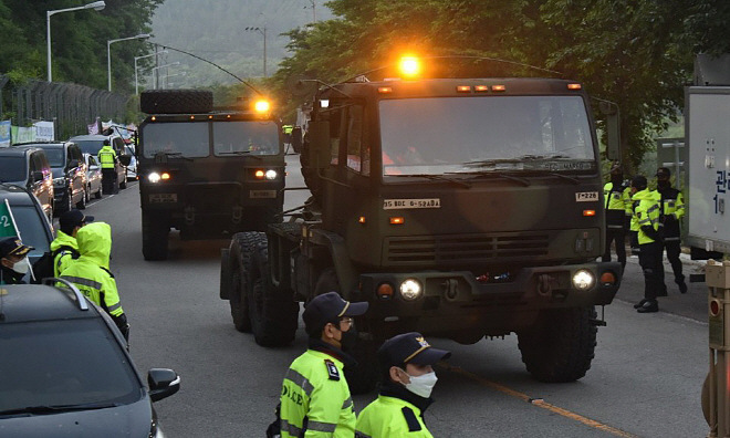 Thiết bị của THAAD được chuyển tới Seongju sáng 29/5. Ảnh: Yonhap.