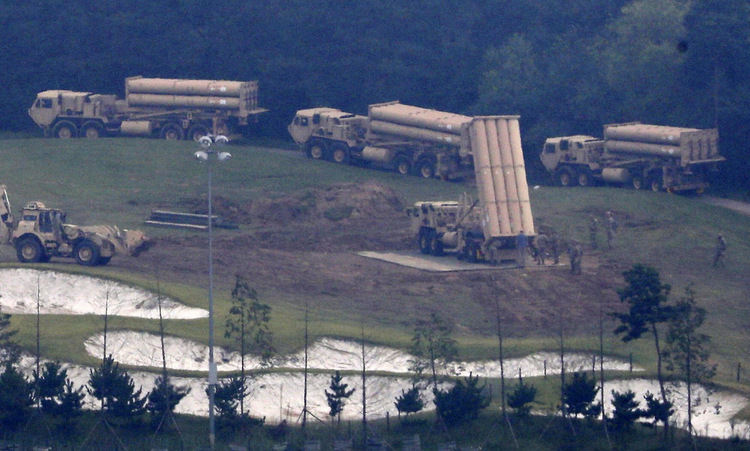 Xe phóng đạn tổ hợp THAAD triển khai đến Seongju hồi nă m2017. Ảnh: AP.