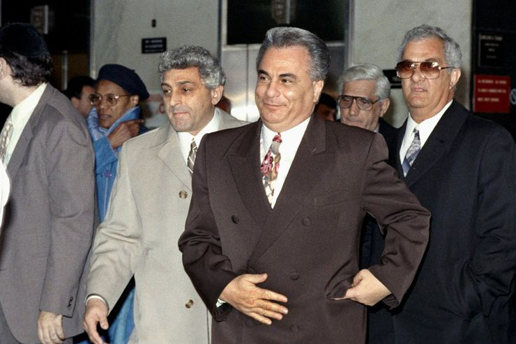 John Gotti (áo nâu) rời một phiên xét xử. Ảnh: New York Daily News.