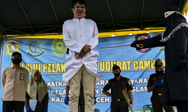 Người đàn ông bị đánh 100 roi ở tỉnh Aceh, Indonesia, hôm 5/6. Ảnh: AFP. Người đàn ông bị đánh 100 roi ở tỉnh Aceh, Indonesia, hôm 5/6. Ảnh: AFP.