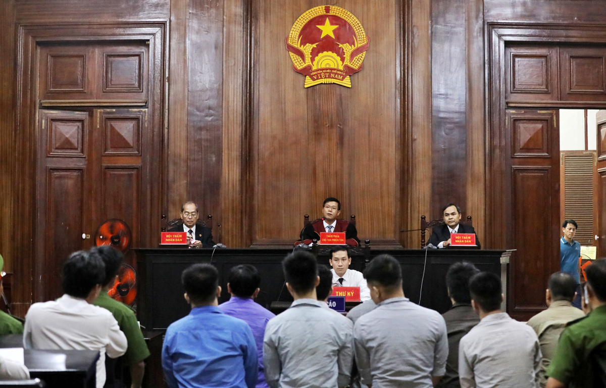 Phúc XO sau phiên khai mạc tòa hôm qua. Ảnh: Quỳnh Trần.