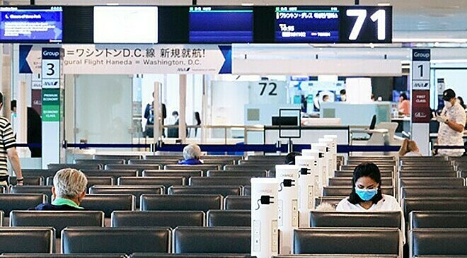 [ The newly opened international lobby at Terminal 2 of Haneda Airport in Tokyo’s Ota Ward on March 29. Few passengers are seen due to the spread of the new coronavirus. (Tsubasa Setoguchi)