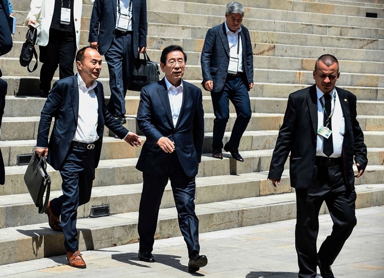 Thị trưởng Park Won-soon (giữa) hồi năm 2019. Ảnh: AFP.