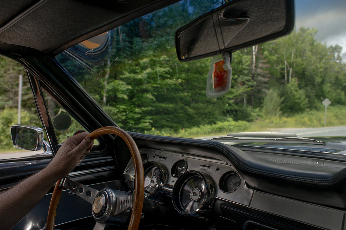 [ảnh 2] Bell trong chiếc xe Ford Mustang phiên bản 1967 Shelby GT500 của anh. Ảnh: The New York Times.