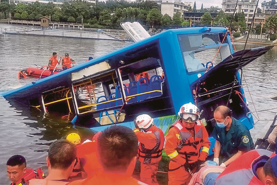 Xe buýt lao xuống hồ nước ở thị trấn An Thuận, tỉnh Quý Châu, Trung Quốc, trưa 7/7. Ảnh: AFP