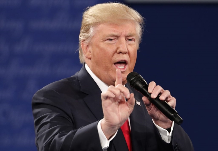 Trump tại cuộc tranh luận với Hillary Clinton ở Missouri St. Louis, Missouri ngày 9/10/2016. Ảnh: Reuters.