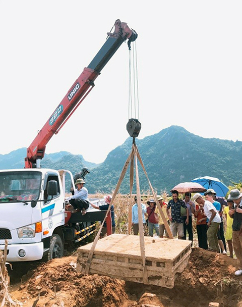 Bảo tàng Ninh Bình phải thuê máy cẩu mới đưa được chiếc sập lên khỏi mặt đất. Ảnh: Xuân Khang.