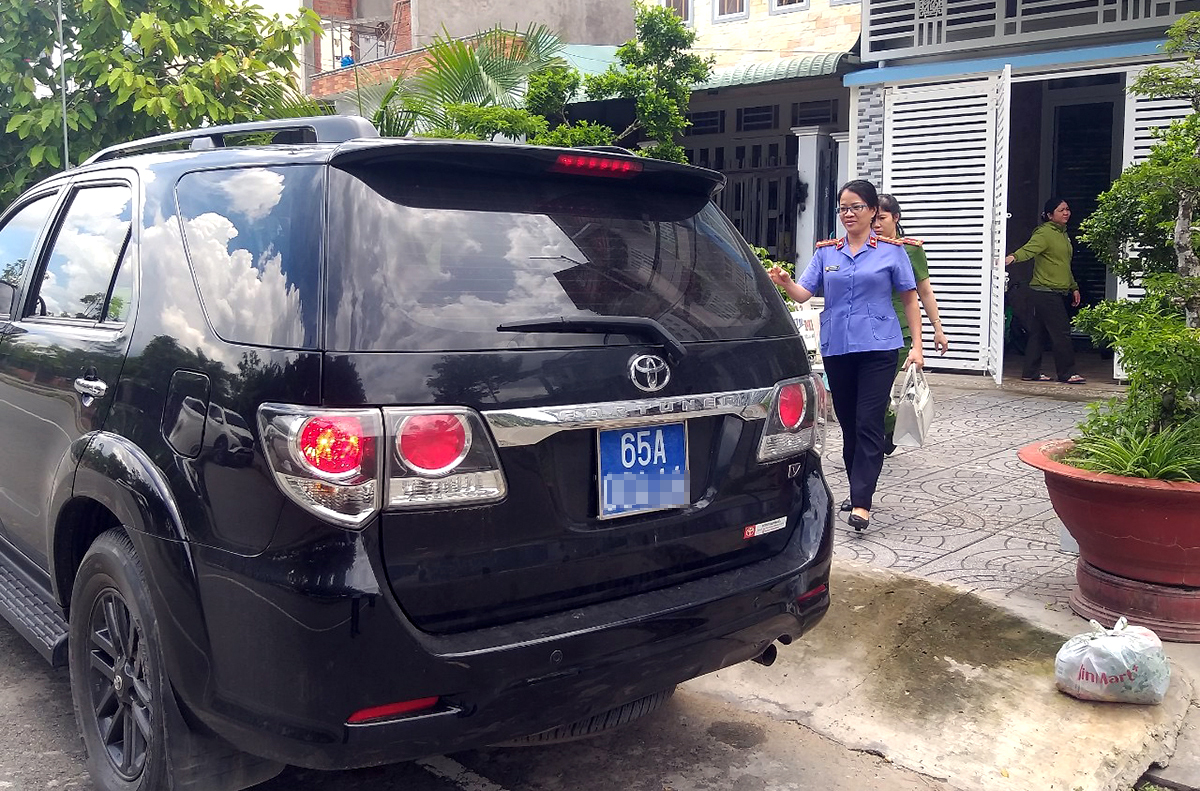 Cơ quan chức năng hoàn tất khám xét nhà ông Trứ trưa 16/7. Ảnh: Cửu Long.