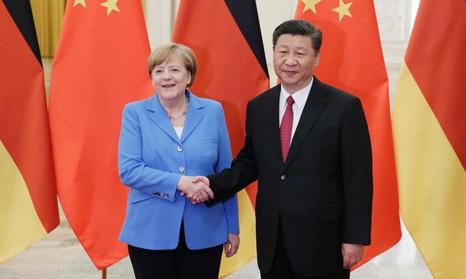Thủ tướng Đức Angela Merkel (trái) bắt tay Chủ tịch Trung Quốc Tập Cận Bình tại Đại lễ đường Nhân dân Bắc Kinh hồi tháng 5/2018. Ảnh: Reuters.