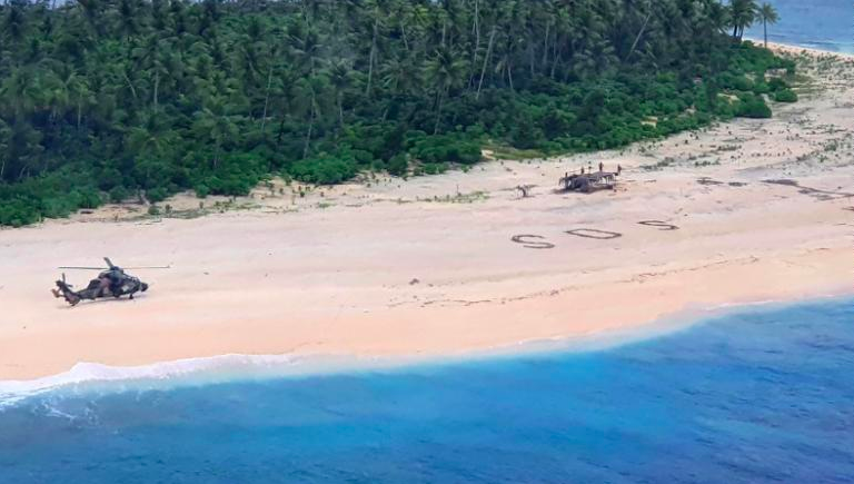 Trực thăng của hải quân Australia đỗ trên đảo Pikelot, Micronesia, sau khi phát hiện 3 thuỷ thủ viết chữ SOS kêu cứu. Ảnh: Australia Department of Defense