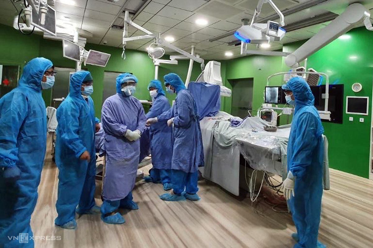 Việc điều trị cho bệnh nhân tại các khoa ở Bệnh viện Đà Nẵng vẫn hoạt động bình thường. Ảnh: Hồ Văn Phước.