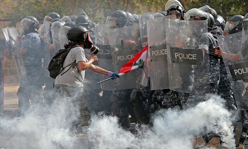 Người biểu tình đối đầu cảnh sát ở Beirut ngày 8/8. Ảnh: AFP.