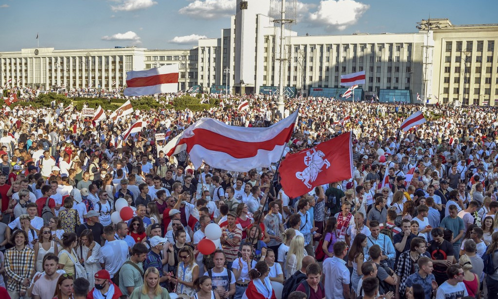 Người biểu tình ở trung tâm thủ đô Minsk của Belarus hôm 16/8. Ảnh: AFP.