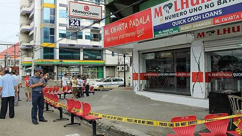 Tường của một cửa hàng bị nứt ở Masbate, Philippines, do một trận động đất hồi tháng 3/2012. Ảnh: AP.