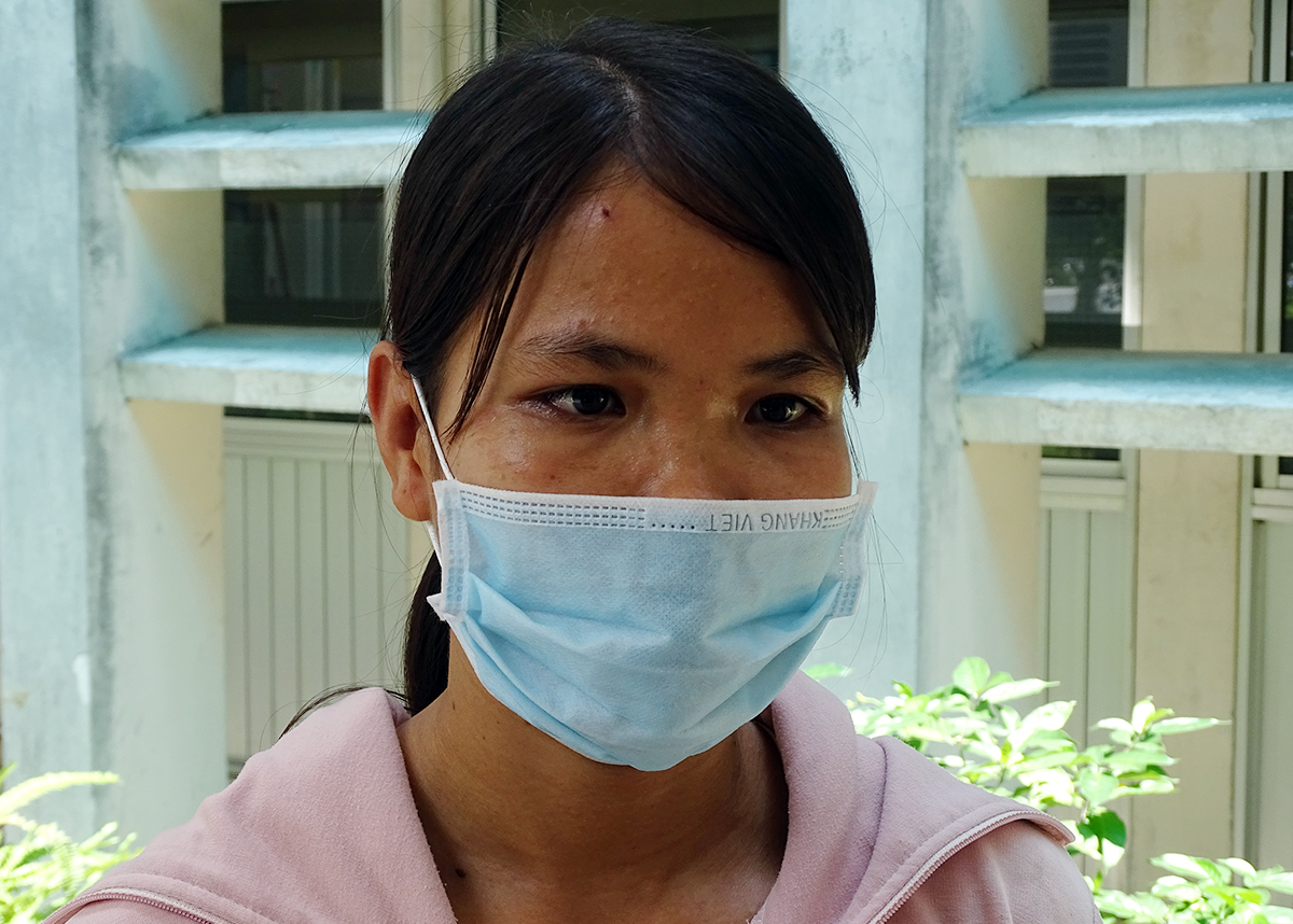 Chị Bùi Thị Ngọc Tuổi kể lại chuyện anh Tâm bị rắn cắn, đang điều trị tại Bệnh viện Chợ Rẫy, chiều 21/8. Ảnh: Hà An.