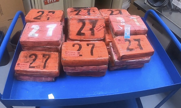 Lô hàng cocaine trôi dạt trên bãi biển Hollywood, bang Florida, Mỹ, hôm 24/8. Ảnh: Twitter/ Chief Patrol Agent John R. Modlin.