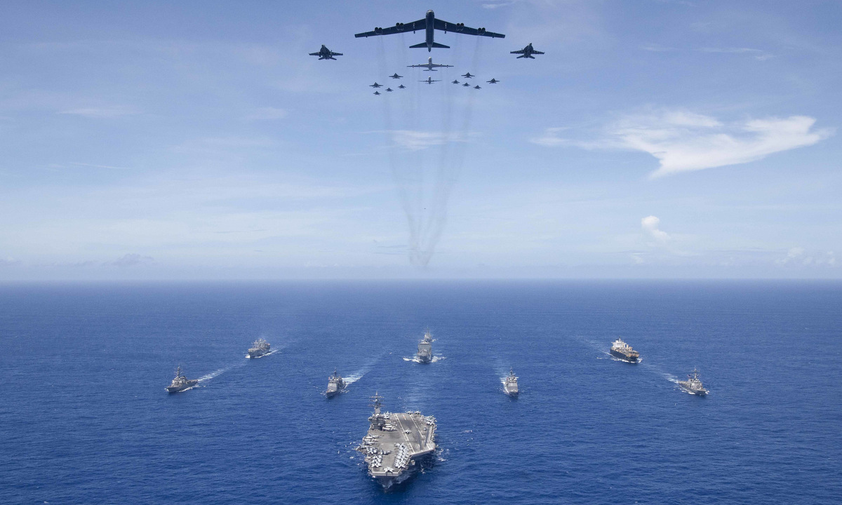 Tàu chiến và máy bay Mỹ tham gia diễn tập Valiant Shield 2018. Ảnh: US Navy.