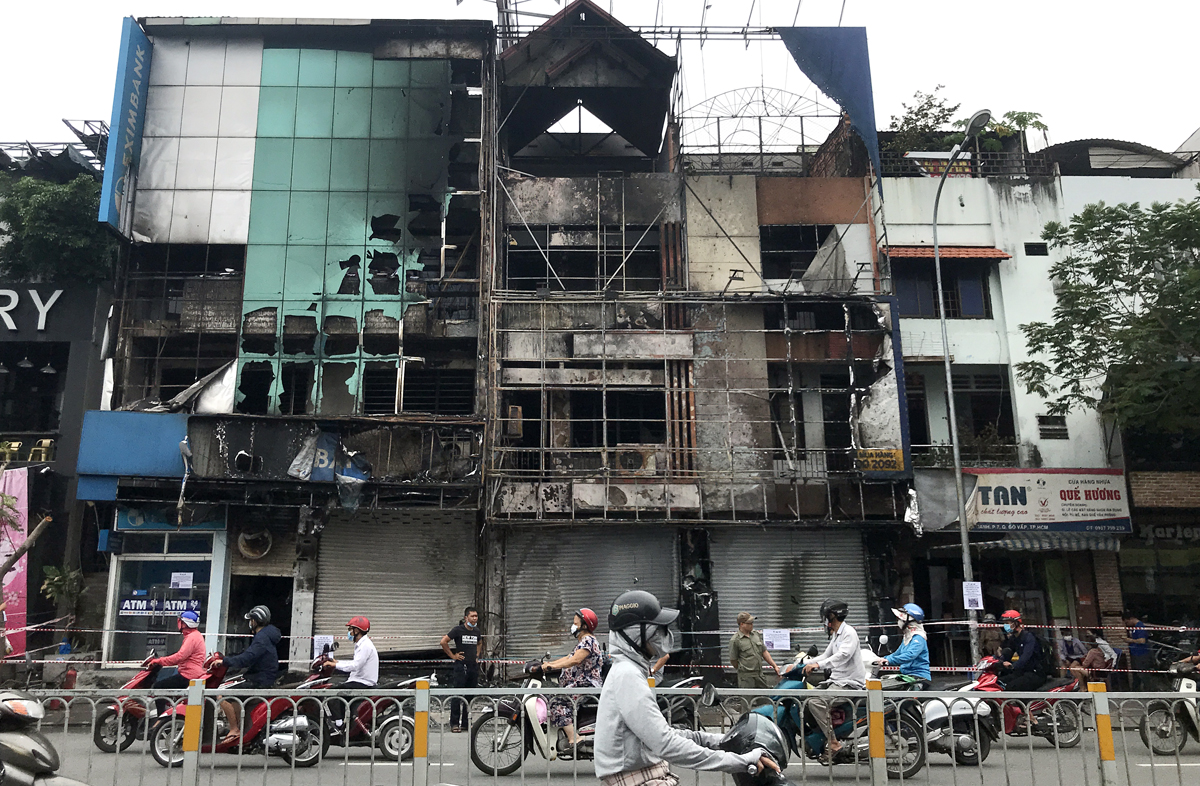 Phía trước chi nhánh ngân hàng và cửa hàng nệm trên đường Nguyễn Oanh bị cháy rụi. Ảnh: Đình Văn.