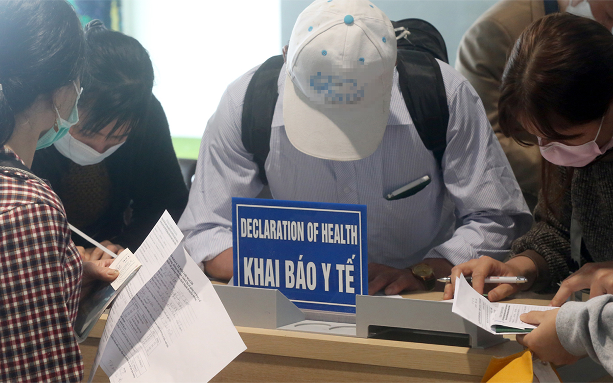 Hành khách khai báo y tế tại sân bay Nội Bài hồi tháng 3. Ảnh: Bá Đô.
