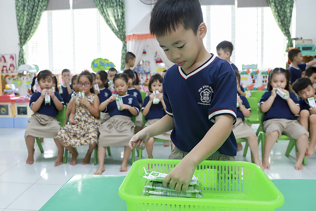 Trong giờ uống sữa, các em tự giác gấp gọn vỏ hộp sữa và đặt đúng nơi quy định, góp phần hình thành ý thức bảo vệ môi trường. Ảnh: Nguyễn Đông.