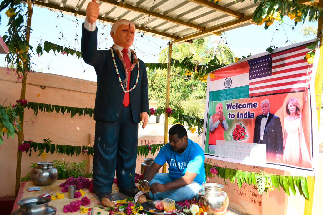 Bussa Krishna Raju và góc thờ Trump tại nhà ở bang Telangana hồi tháng hai. Ảnh: AFP.