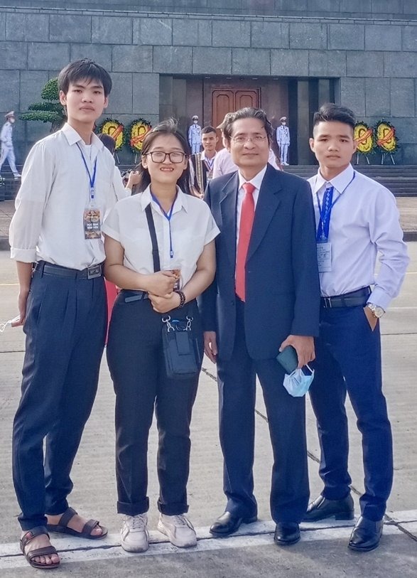 Kim Phụng (thứ hai từ trái sang) lần đầu đi thăm Lăng Chủ tịch Hồ Chí Minh, tháng 10/2020. Ảnh: Nhân vật cung cấp